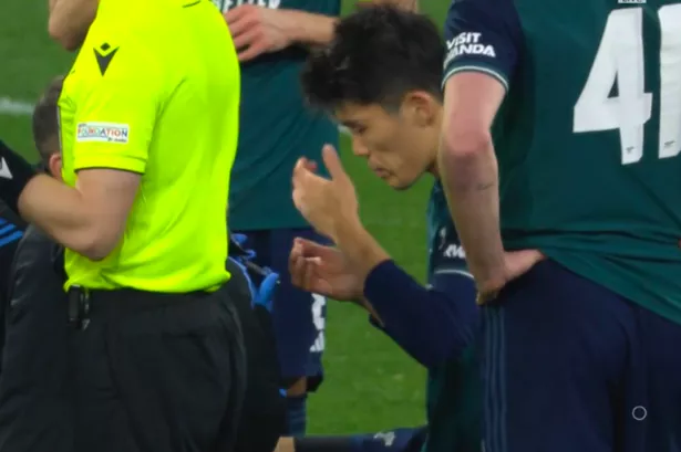 Arsenal physio whips out mirror for star on pitch and fans can’t stop laughing