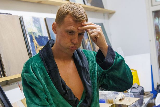 Steve Sidwell drops robe and is then drawn by art class that includes Peter Crouch