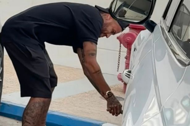 Neymar responds to harmless shoelace prank by brutally slashing teammates’ tyres