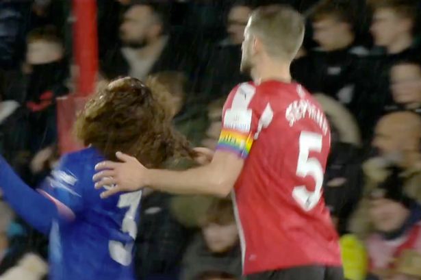 Premier League star’s ‘moment of madness’ sees him sent off for hair pulling