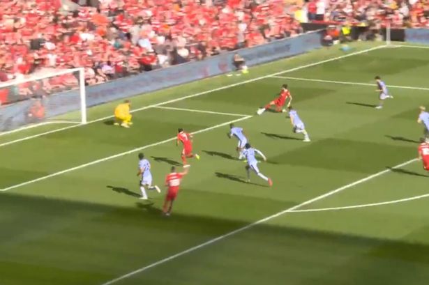 Premier League issue explanation as VAR overturn Liverpool goal after major early title blow